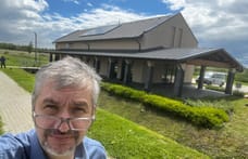 „Ez felépült, csak minek” – a csisztapusztai kisvasútállomáson járt Hadházy Ákos