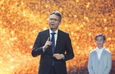 Vannak benne „udvarláshoz énekelhető dalok” is – a kormány egy daloskönyvet ad ballagási ajándékként a nyolcadikosoknak