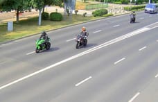 Dührohamot kapott egy motoros, mert nem tudott előzni, megütötte az autóst