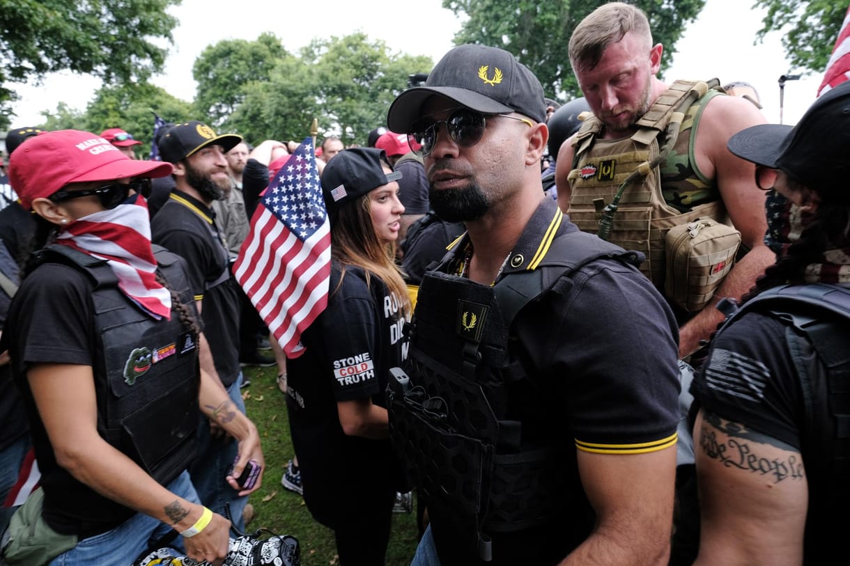 Lázadó összeesküvés miatt áll bíróság elé a Trump-párti Proud Boys öt tagja