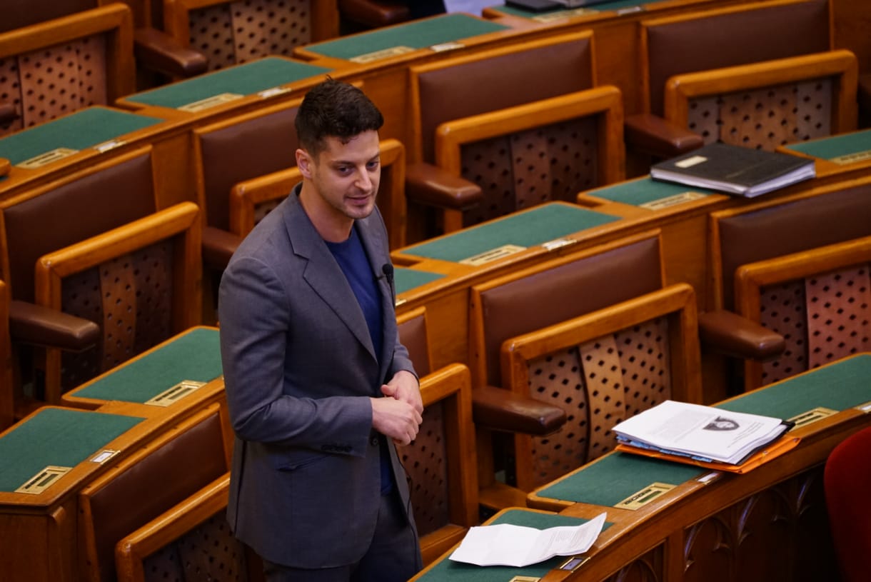 Kövér László letiltotta Ungár Péterék LMBTQ-akkugyáras fotókiállítását a képviselői irodaházban