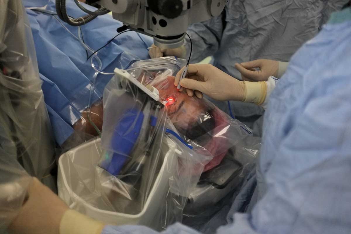 Mérföldkő az orvoslásban: robottal műtötték meg a sebészek egy ember szemét