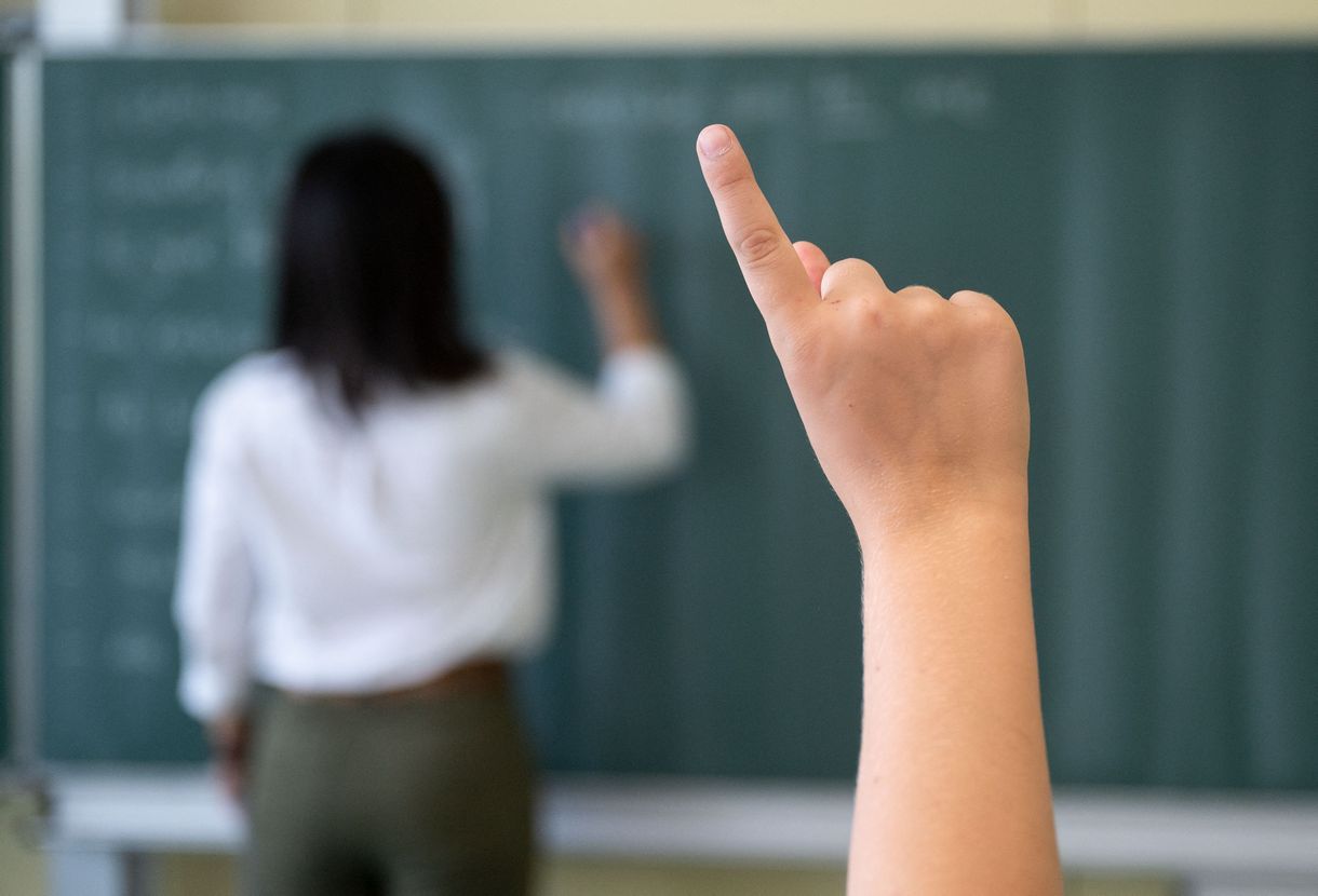 Takarítói, villanyszerelői és ételfutár állást vállal sok pedagógus, hogy meg tudjon élni