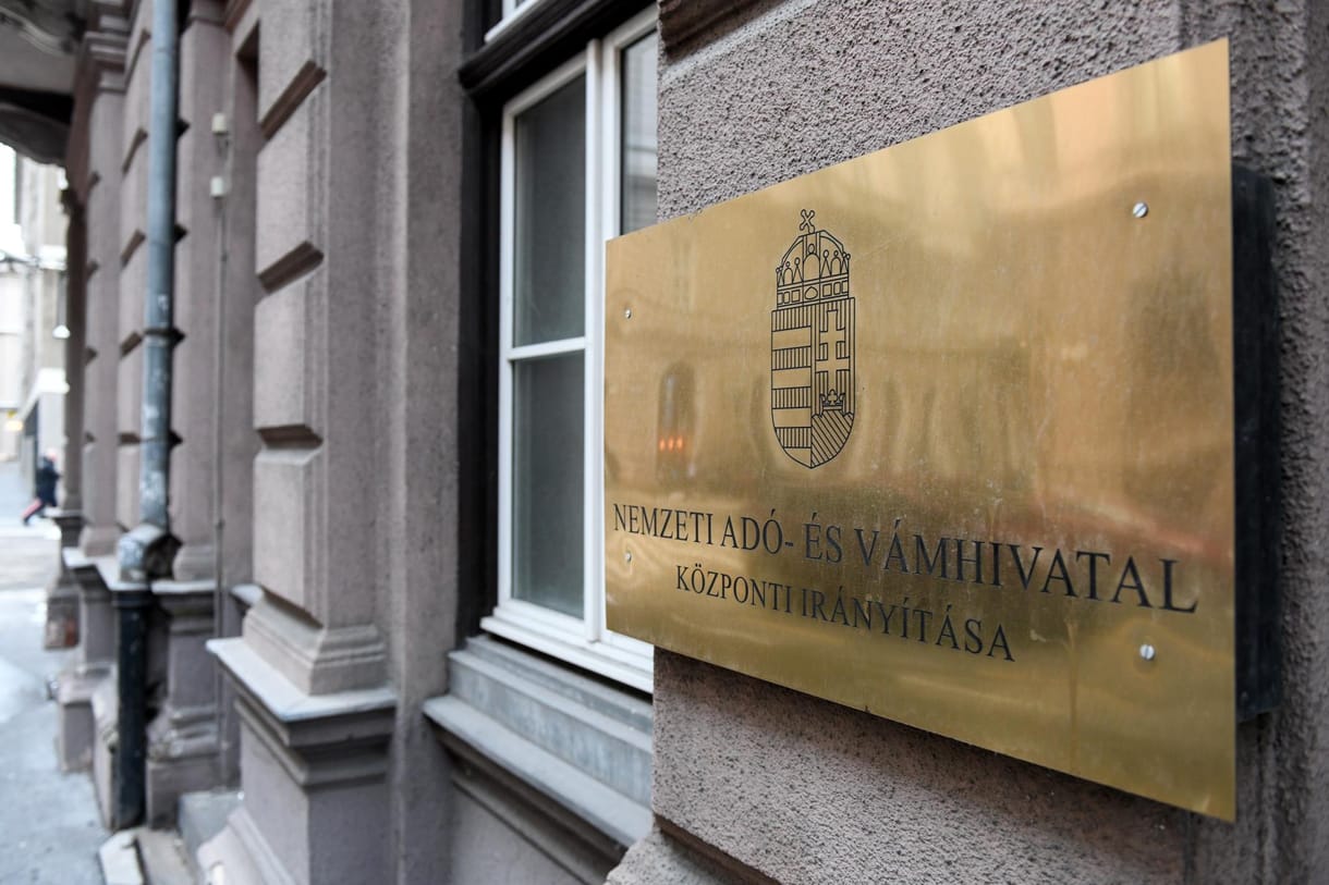 NAV: több mint 13 millió forintot érő hamis ruhaneműt találtak egy furgonban