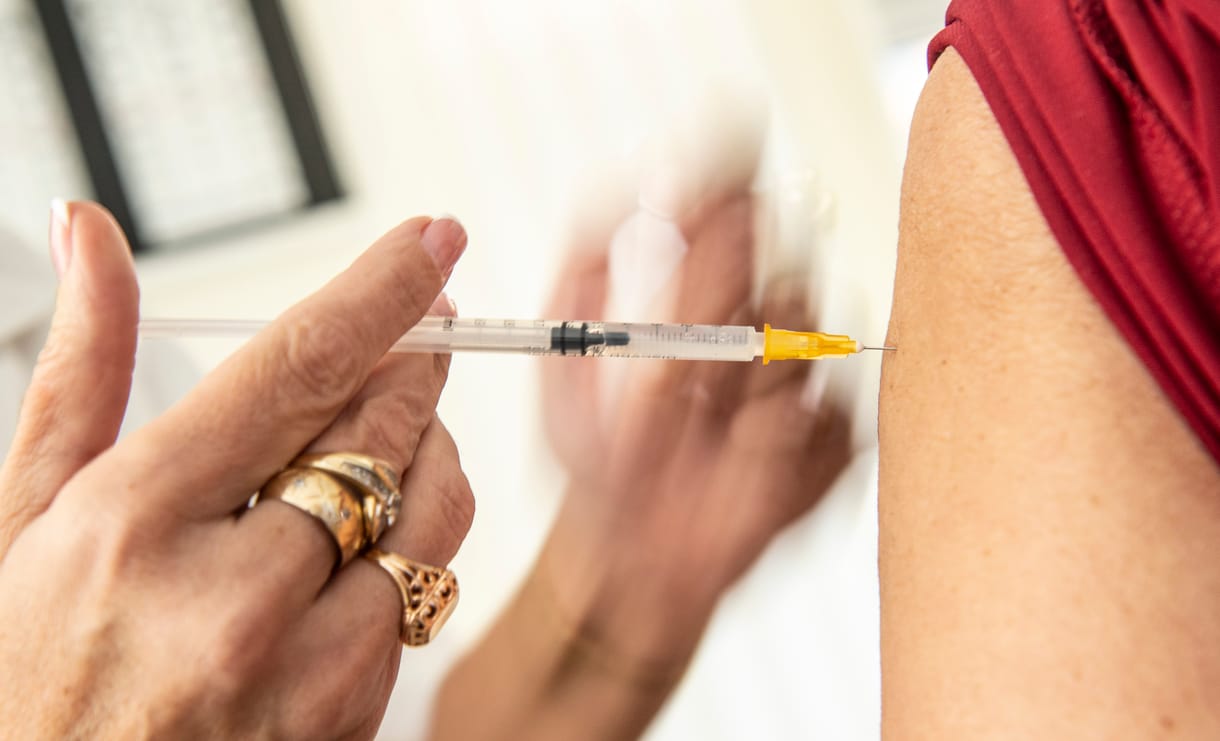 Erősebb lehet az immunválasz, ha ugyanabba a karjába kapja az emlékeztető védőoltást is