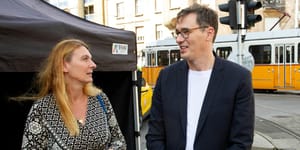 Lerobbanó buszokkal, célzott útfelújításokkal és elsötétülő stadionnal bírná jobb belátásra a „tolvaj” kormányt Baranyi Krisztina