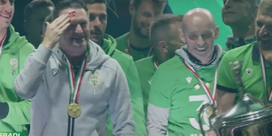 Olyan hevesen ünnepelte a bajnoki címet a Fradi edzője, hogy fejbe verte magát a serleggel – videó