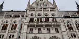 Parlament: alkotmányos jog lett a készpénzhasználat, az MNB nem hozhat létre alapítványokat