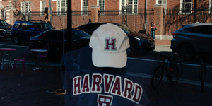 Beperli a Harvard a Trump-adminisztrációt a külföldi diákok felvételének betiltása miatt