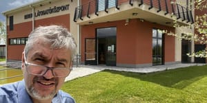 Fürdőre gyanúsan hasonlító, uniós pénzből épült múzeumot talált Hadházy Ákos