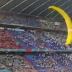 Egy siklóernyős Greenpeace-aktivista a nézők közé repült a német–francia meccsen, többen megsérültek