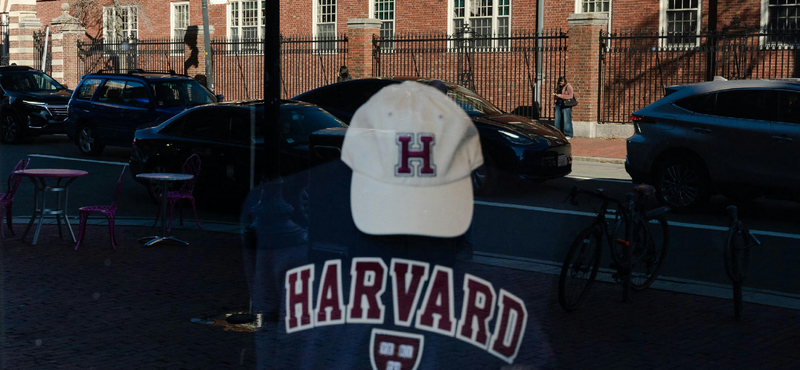Beperli a Harvard a Trump-adminisztrációt a külföldi diákok felvételének betiltása miatt